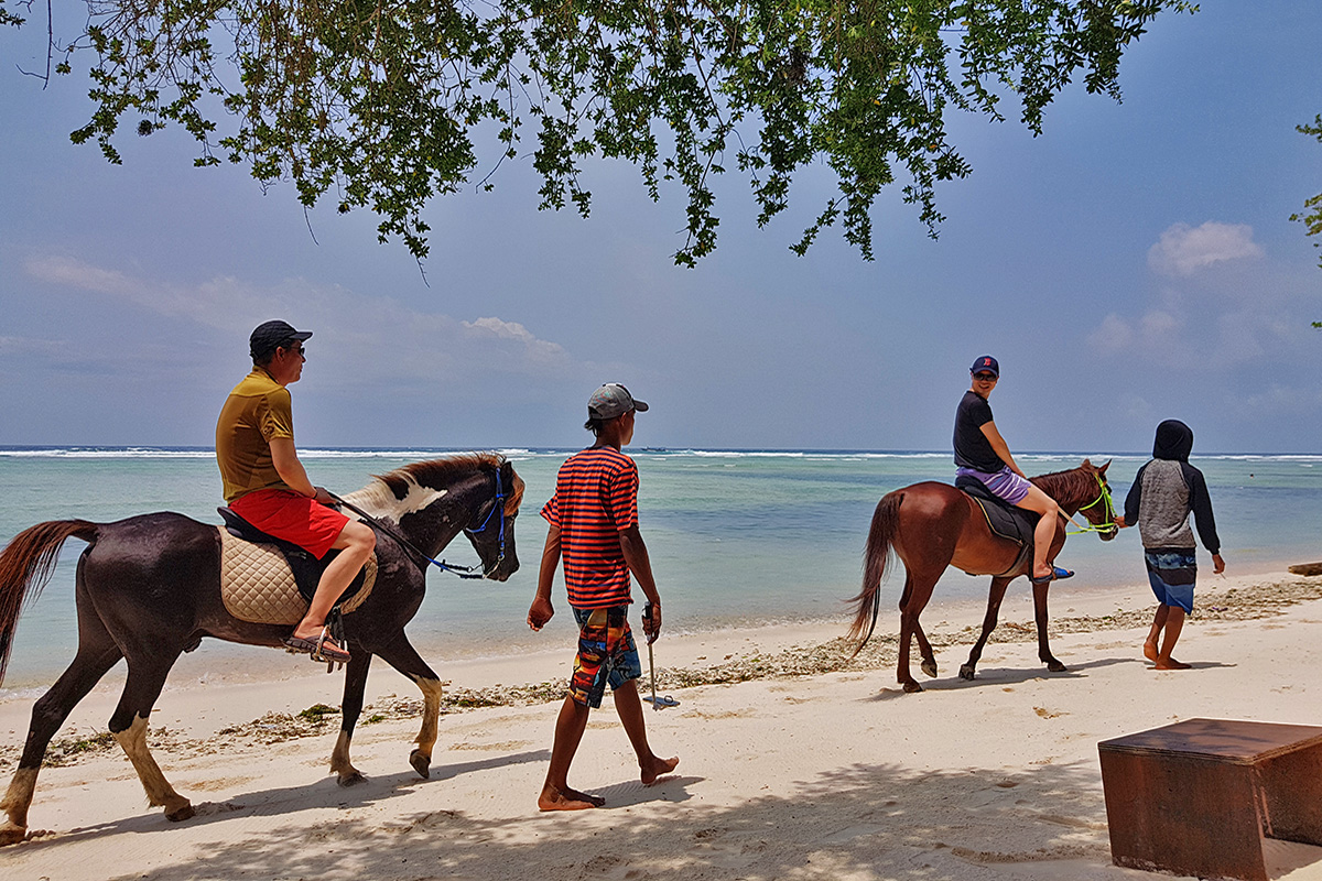 Ride a horse in the sea in Gili Trawangan