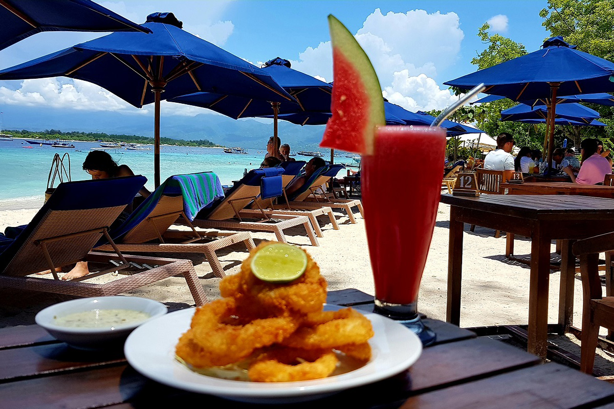 Sunbathing and lunch on the beach in Gili Trawangan